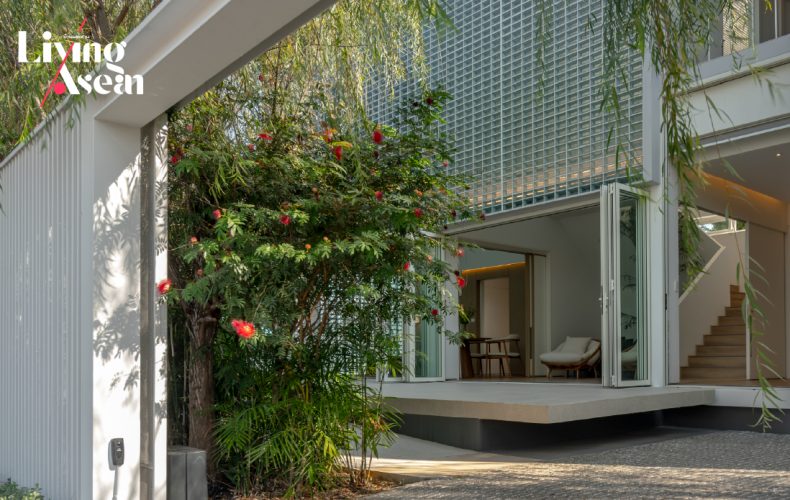 A Cube-Shaped Glass Block House Brings Joy to Aging Loved Ones