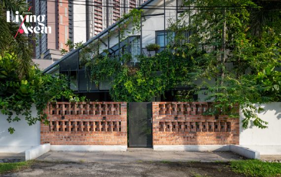A Townhouse with a Stand-Alone Appearance That Blurs the Lines between Indoors and Outdoors